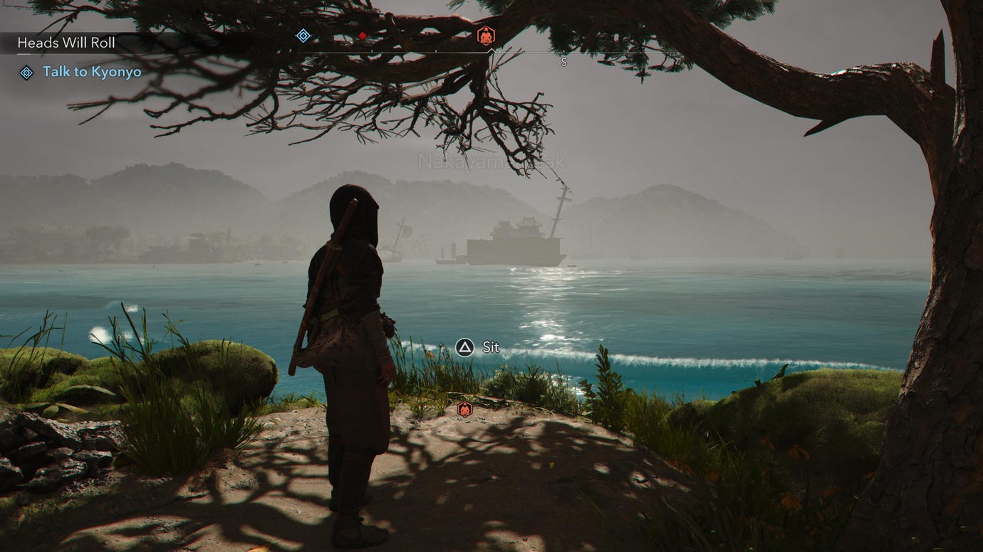 Место для Кудзи-кири на Пике Накаяма в Assassin's Creed Shadows, с которого открывается вид на море.