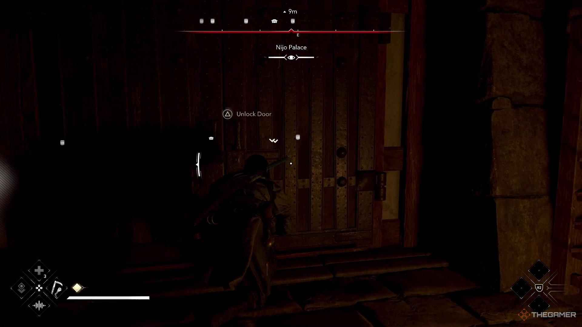 Наоэ открывает дверь в Assassin's Creed Shadows.
