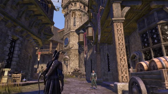 The Elder Scrolls Online: персонаж прогуливается по городу, похожему на средневековый.