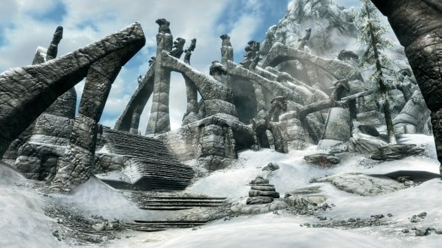 The Elder Scrolls: изображение из Skyrim, показывающее заснеженный вход в курган Блик Фоллс.