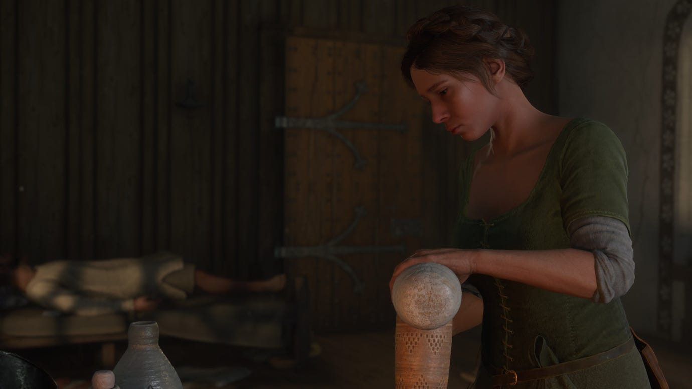 Адела, персонаж Kingdom Come: Deliverance 2, наливает тоник от лихорадки в сосуд, а ее брат сэр Томас лежит в постели на заднем плане.