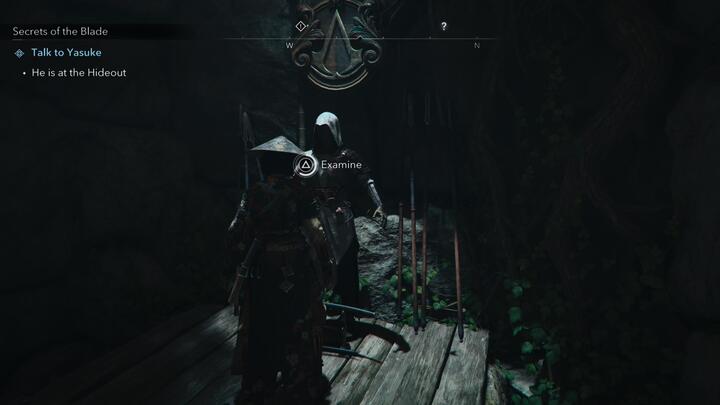 Наоэ стоит перед манекеном, одетым в броню Ученика Ассасина в Assassin's Creed Shadows.