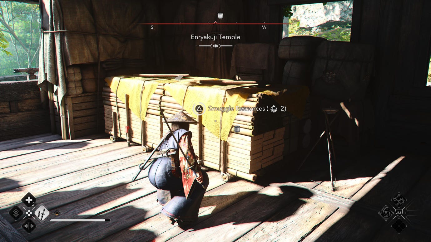Наоэ в Assassin's Creed Shadows приседает рядом со складом ресурсов внутри деревянного здания.