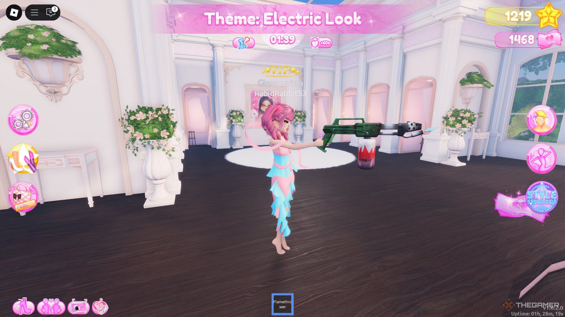 Игрок держит Огнемет в Roblox: Dress To Impress.