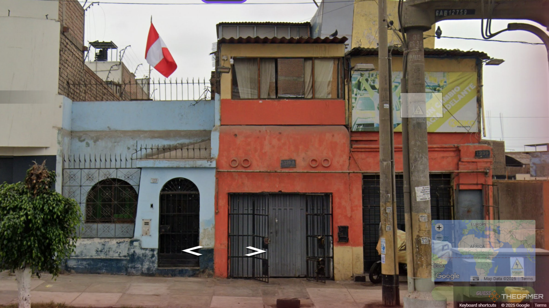Флаг, висящий в GeoGuessr рядом с группой разноцветных зданий.