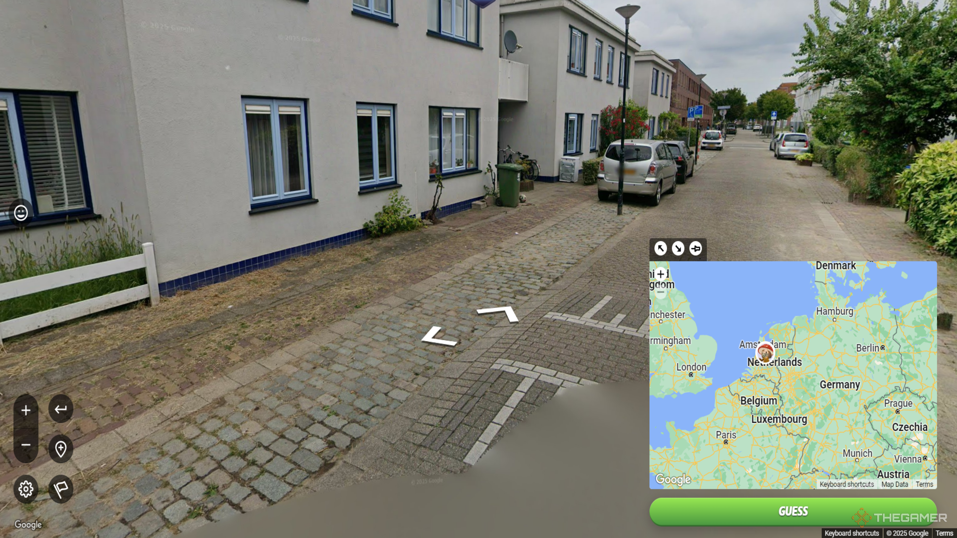 Улица в GeoGuessr с развернутой миникартой в углу.