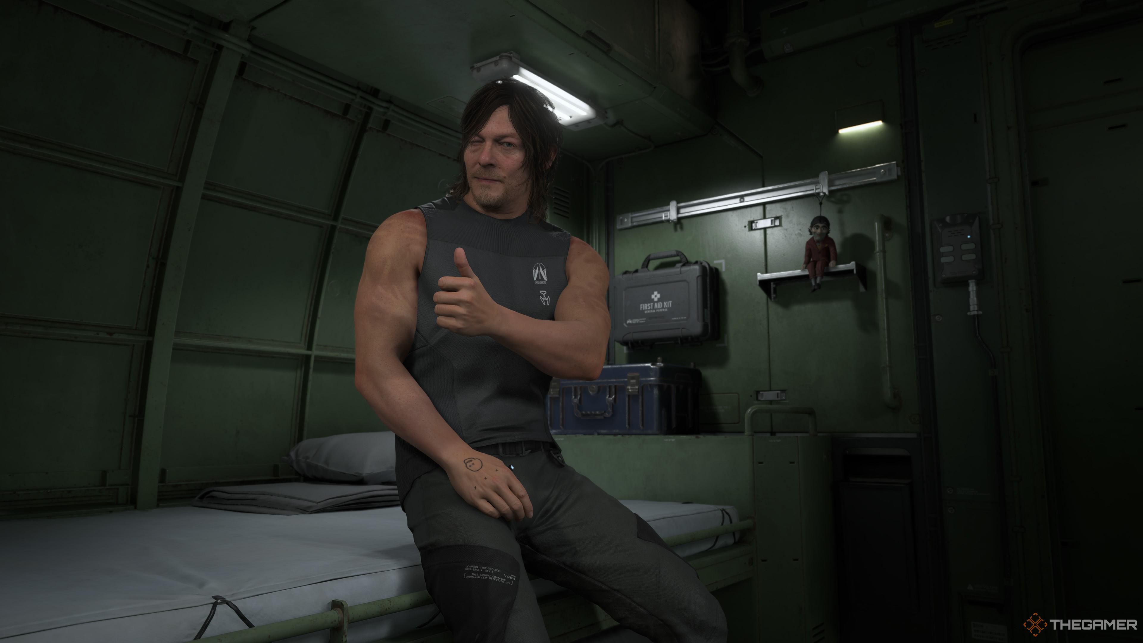 Сэм показывает игроку большой палец в своей частной комнате в Death Stranding 2.