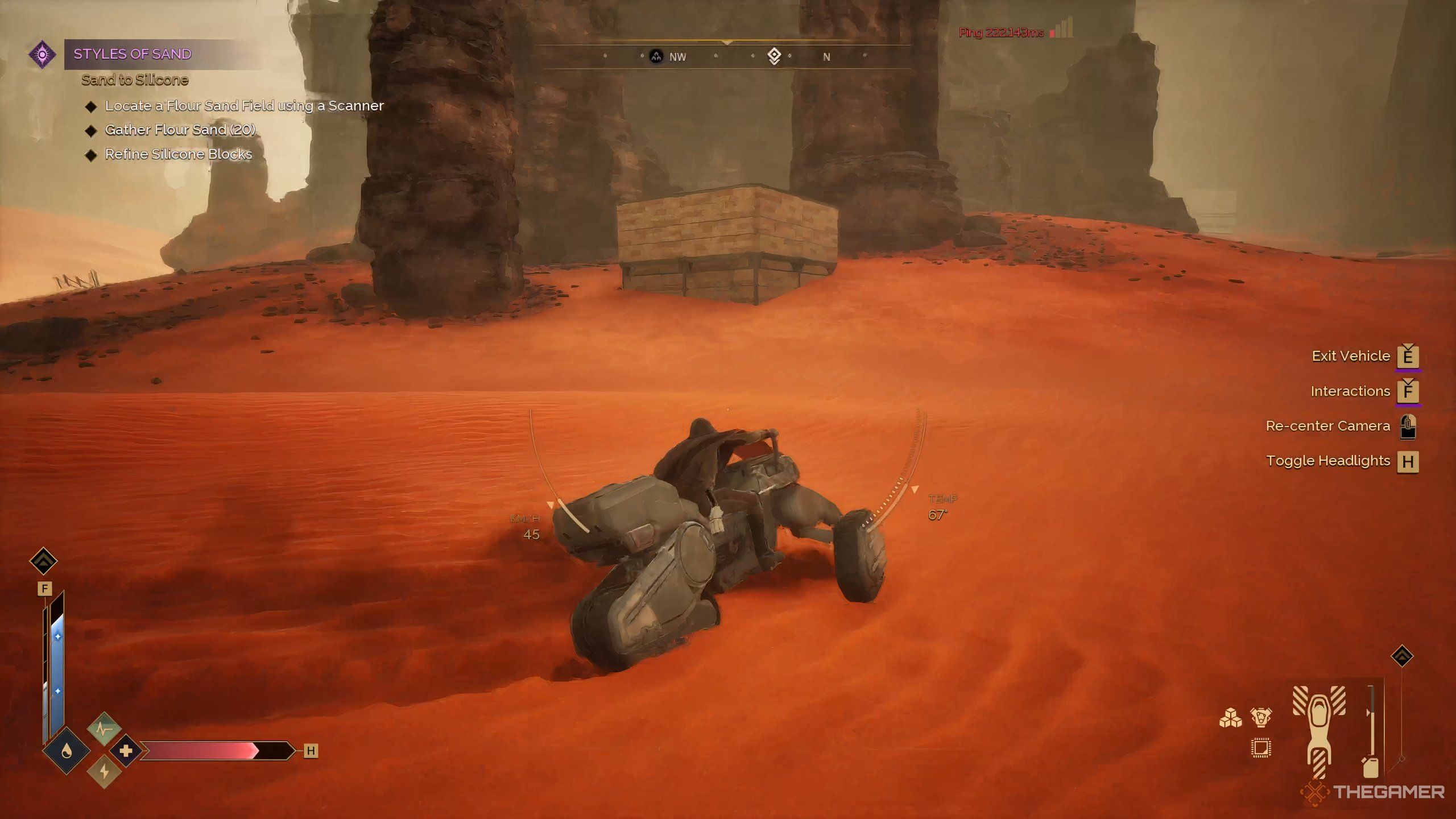 Персонаж игрока в Dune: Awakening пересекает пустыню.