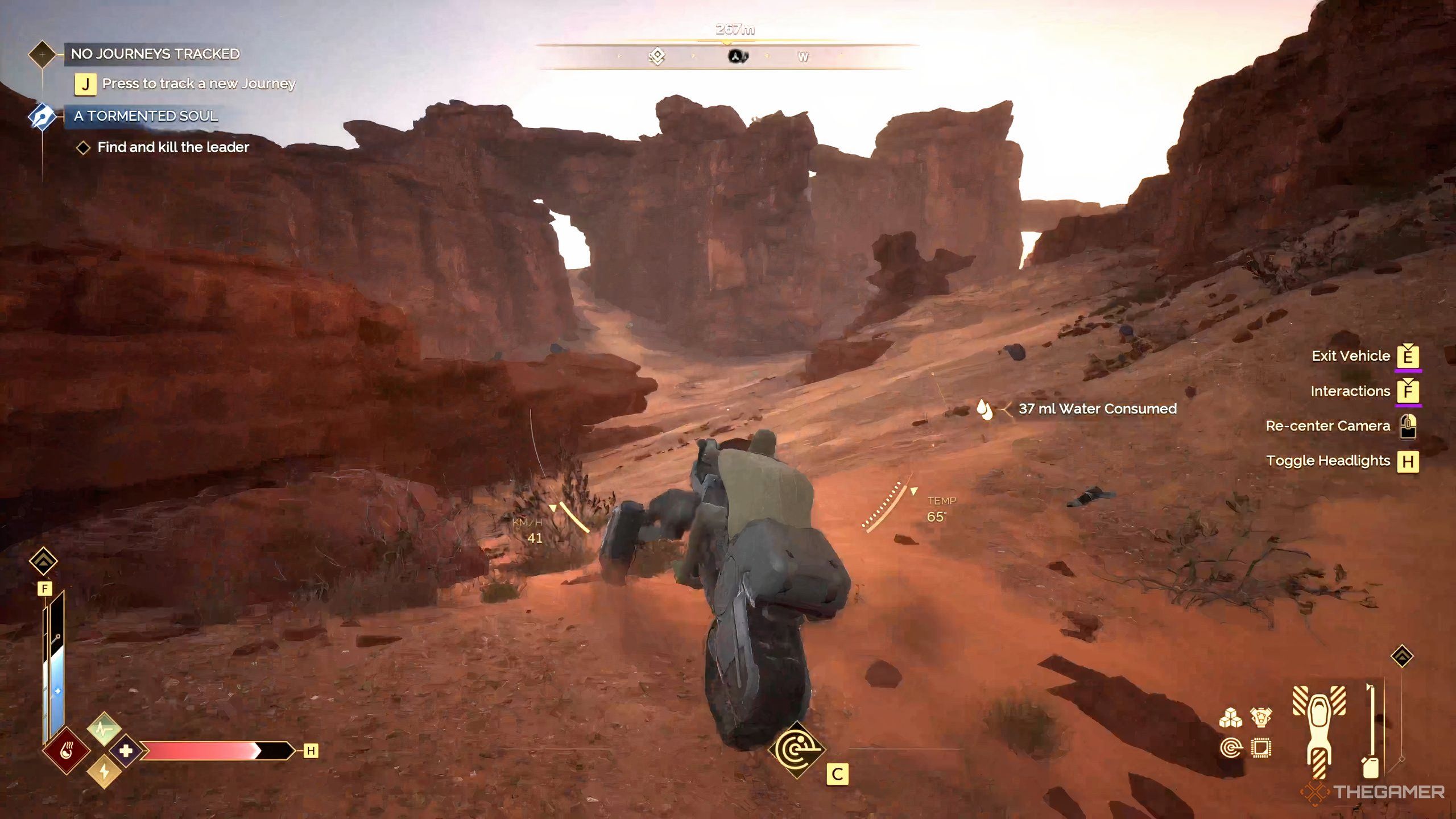 Персонаж игрока на песчаном мотоцикле в Dune: Awakening.