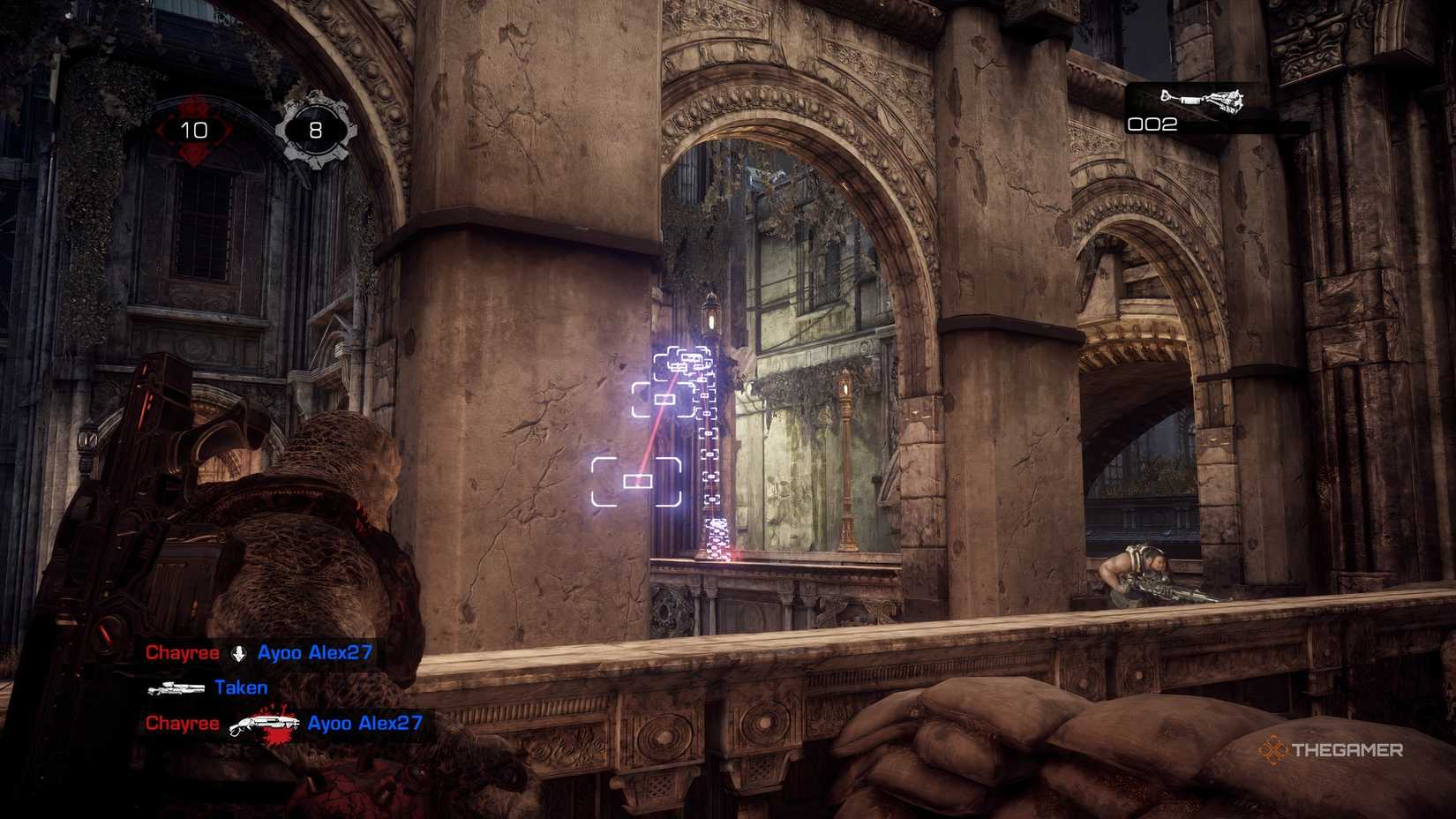 The player aiming their grenade in Gears of War: Reloaded. There is a purple and red line showing the arc of the grenade. 