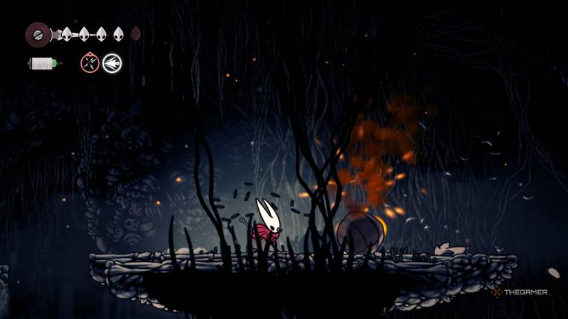 Hornet fights a flintbeetle in the Marrow in Hollow Knight: Silksong.
