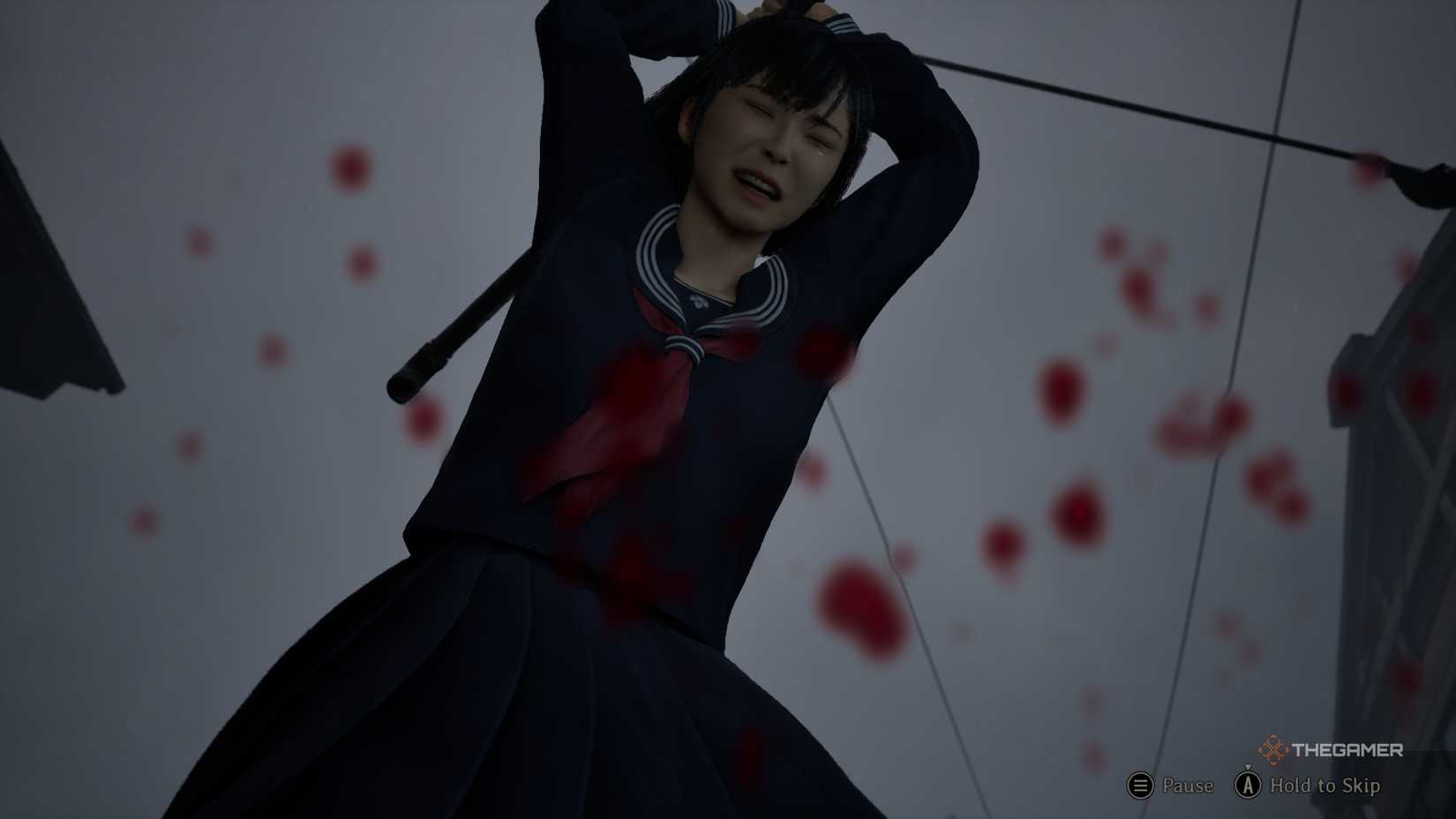 Hinako attacking with a steel pipe with blood splattered on the screen in Silent Hill f.