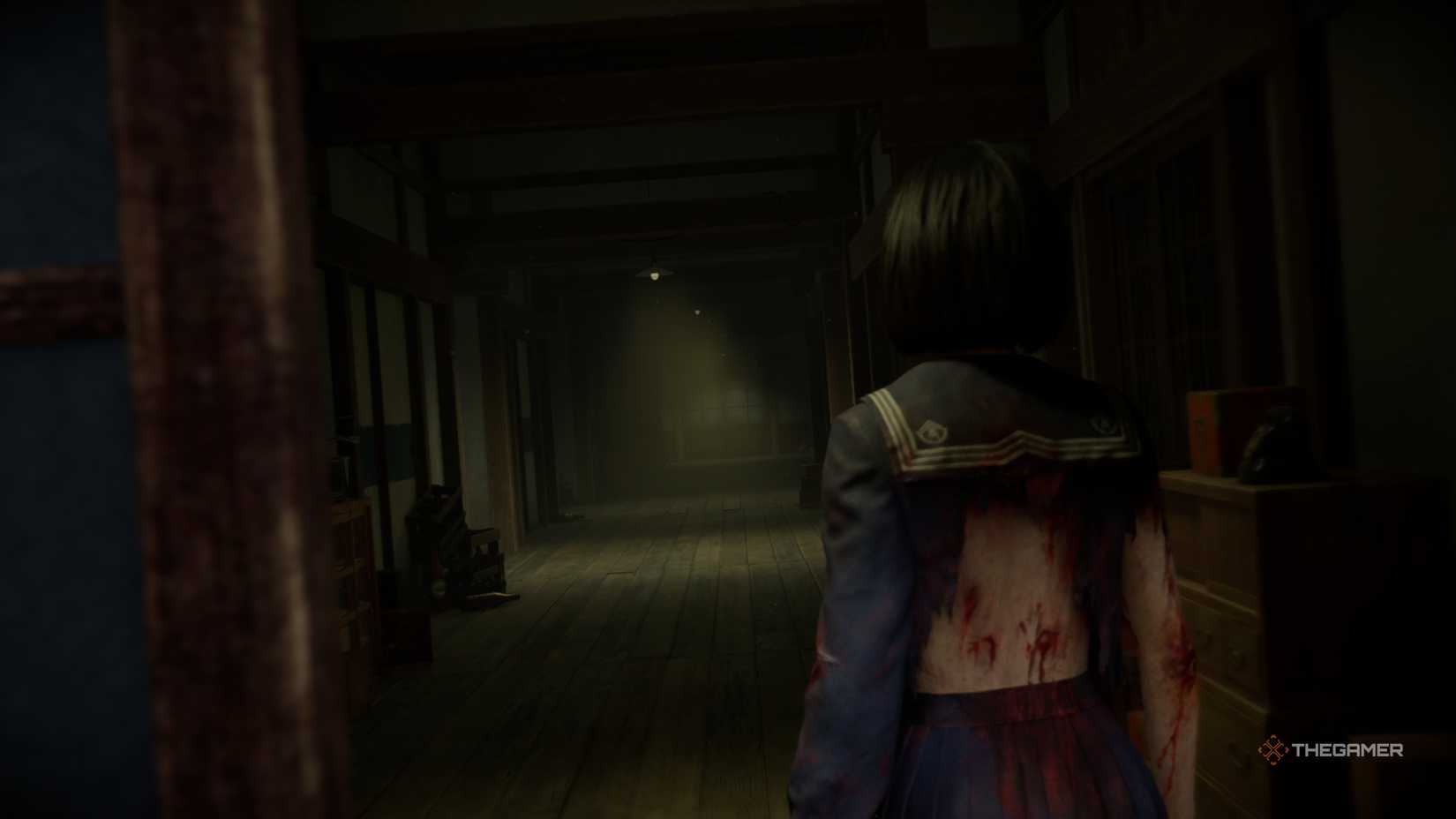Hinako in an expanding hallway in the shimizu residence in Silent Hill f.