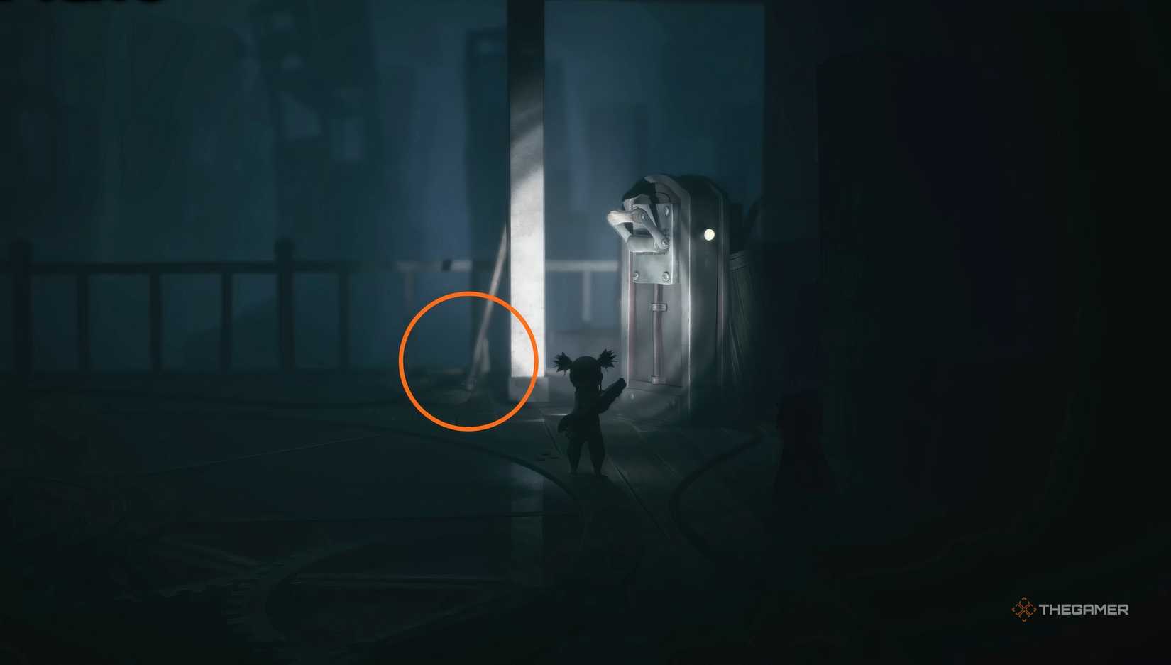 A nome hiding behind a column in Little Nightmares 3.