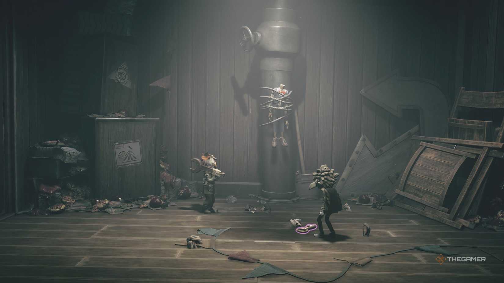 Alone smashing a dummy's head to reveal a key in Little Nightmares 3.