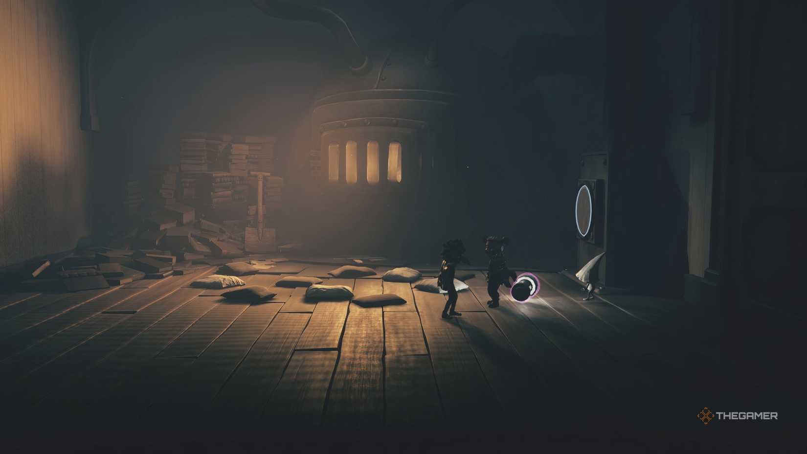 Alone standing near a Nome and a glowing battery in Little Nightmares 3.