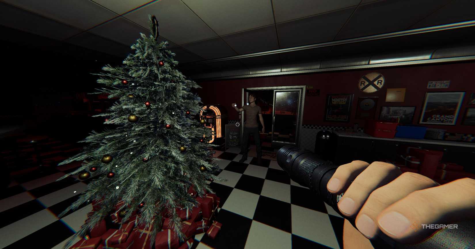 Christmas tree in a room in Phasmophobia.