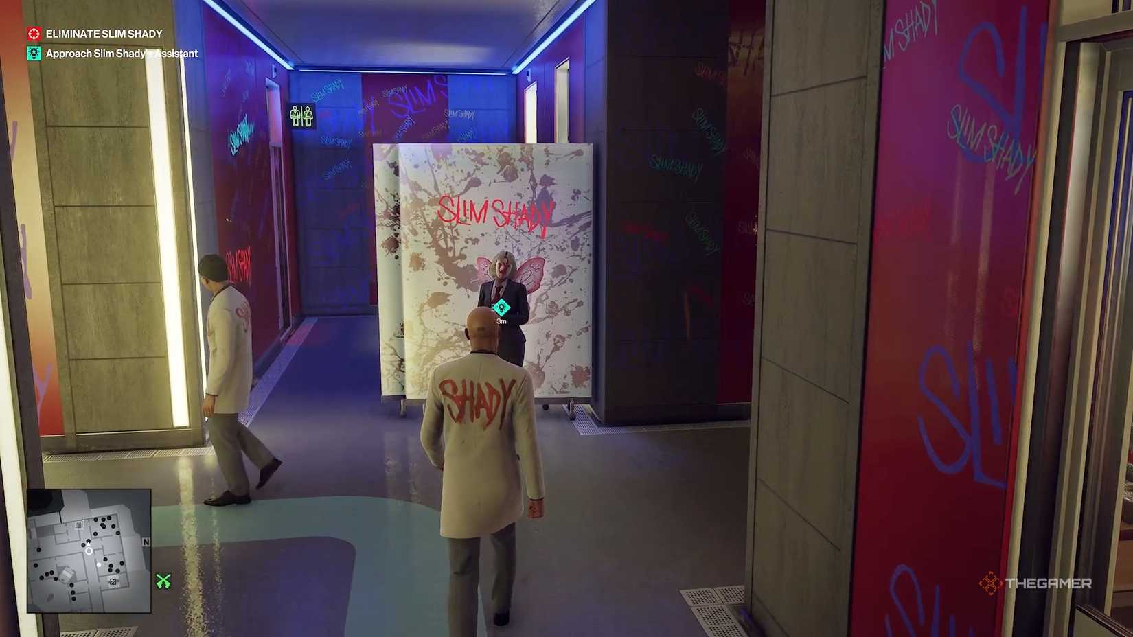 Agent 47 walking up to Slim Shady's assistant in Hitman World of Assassination.