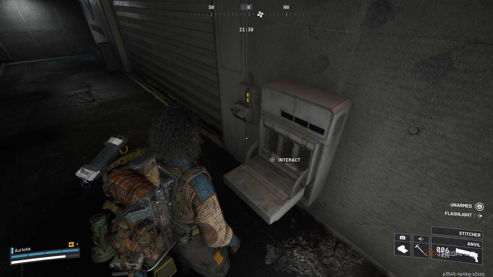 Рейдер смотрит на устройство для батарей, прикрепленное к закрытой ставне в Крыле Безопасности.