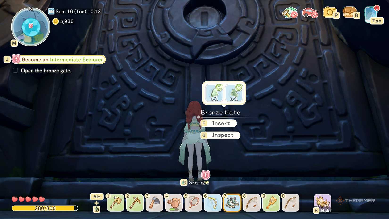 Персонаж в Starsand Island держит оба ключа перед массивной железной дверью в Лунном лесу