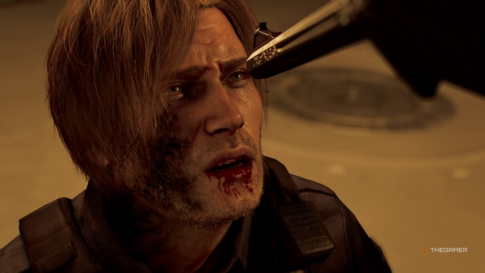 Зено угрожает Леону пистолетом