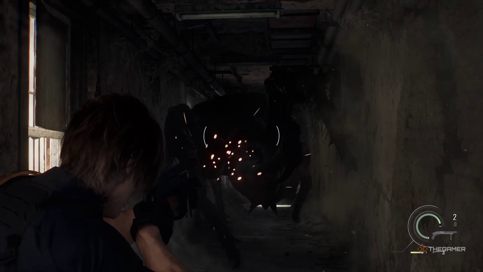 Леон стреляет из дробовика в Гигантского паука.