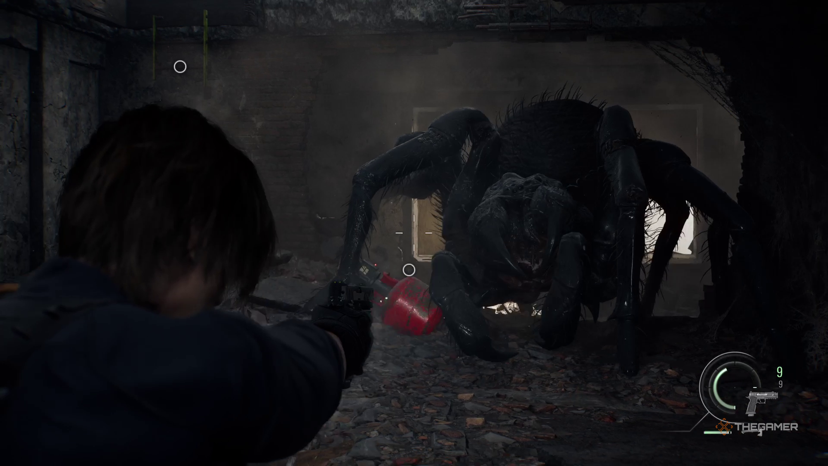 Леон целится во взрывную бочку рядом с Гигантским пауком.