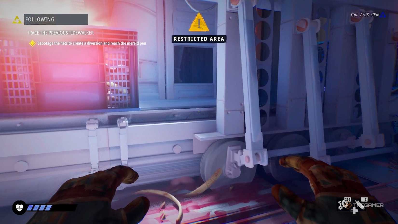 Игрок прячется за ящиком